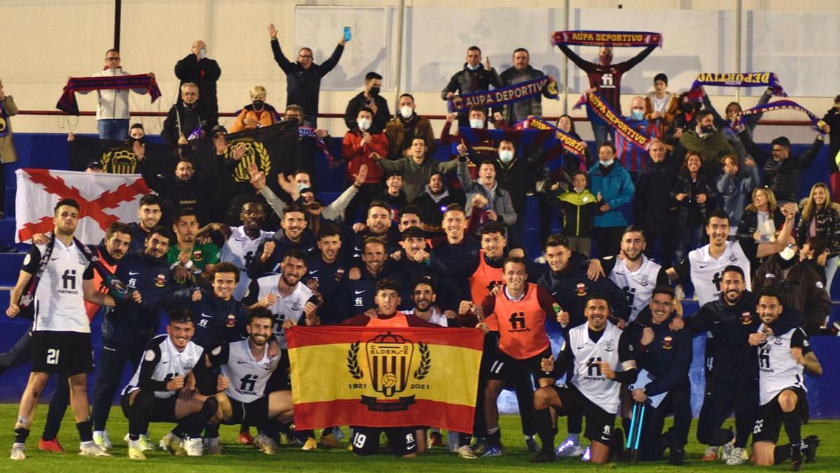Los jugadores del Eldense celebran con su afición la victoria del pasado domingo en Alzira. | CD ELDENSE