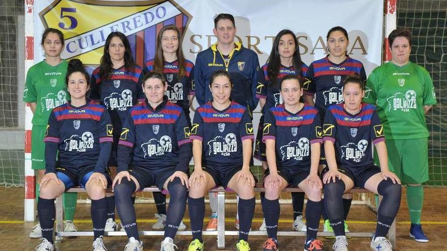 Jugadoras del Sport Sala de Culleredo, con su entrenador y presidente, Iago Socastro.