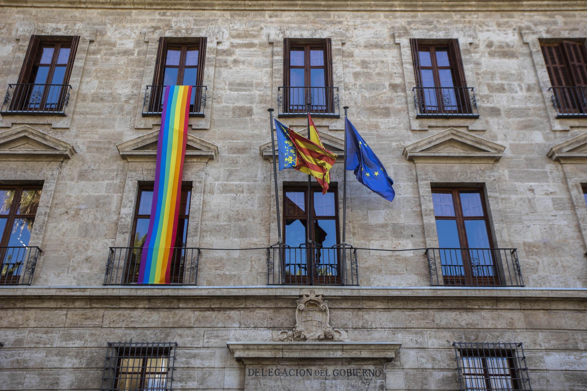 La bandera del Orgullo ondea en València