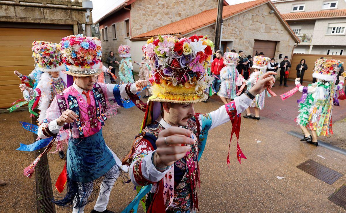 Madamas y galanes bailando por las parroquias de Vilaboa.