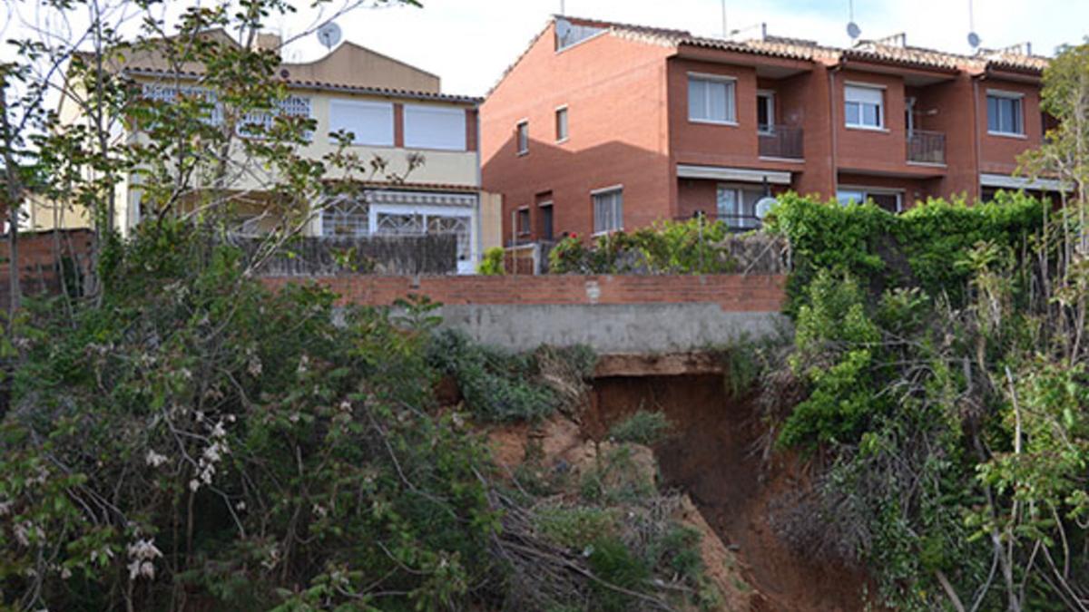 Consecuencias del desprendimiento en el talud de la línea R3 en Parets (2016).