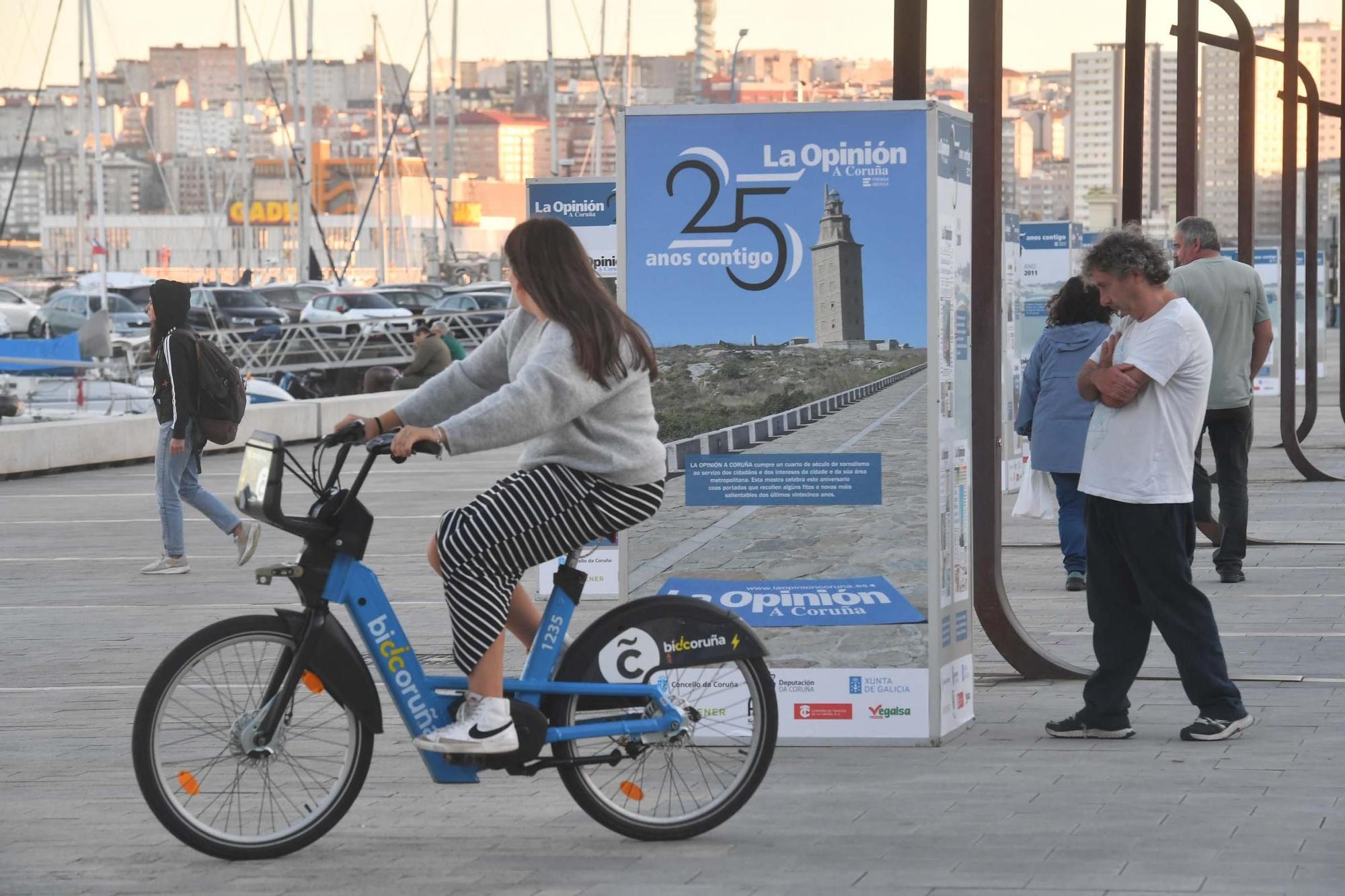 Portadas de los 25 años de LA OPINIÓN decoran la Marina