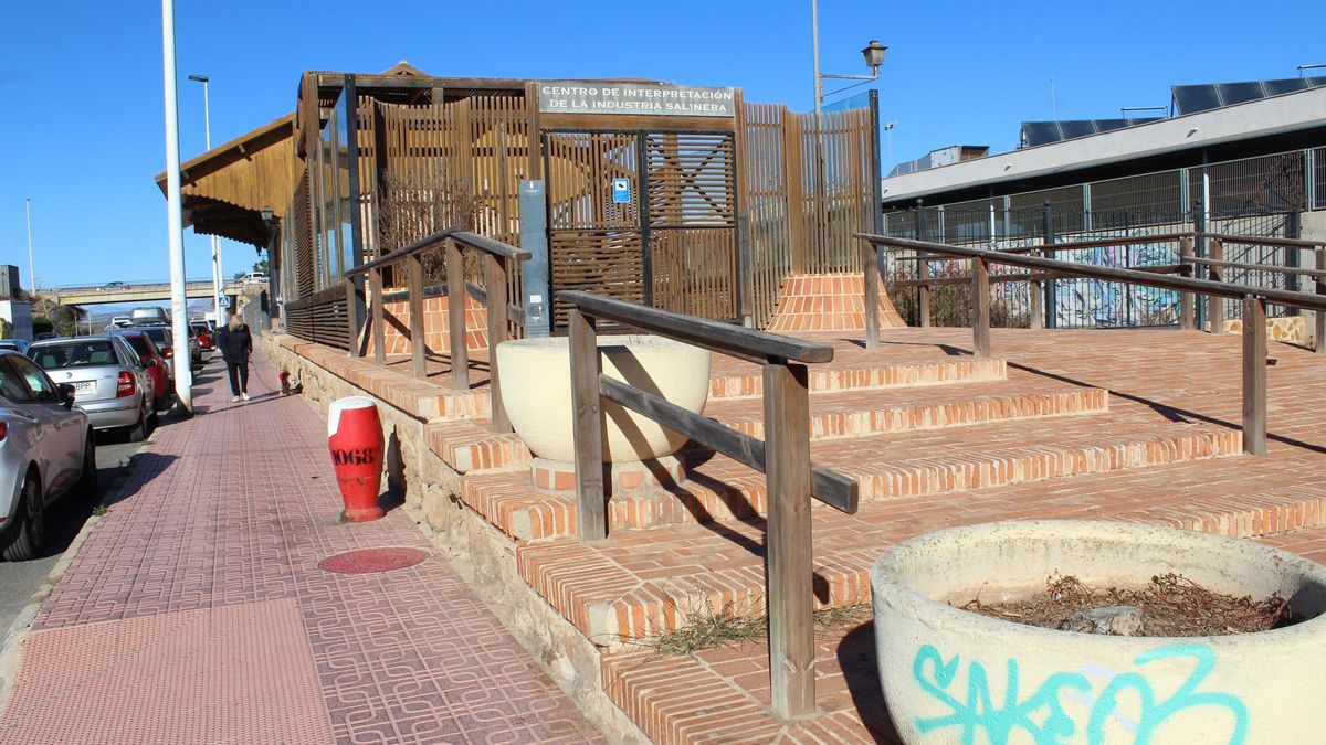 Acceso principal a la cochera rehabilitada en 2002 con fondos de un plan de excelencia turística como centro de intepretación y cerrado desde 2014