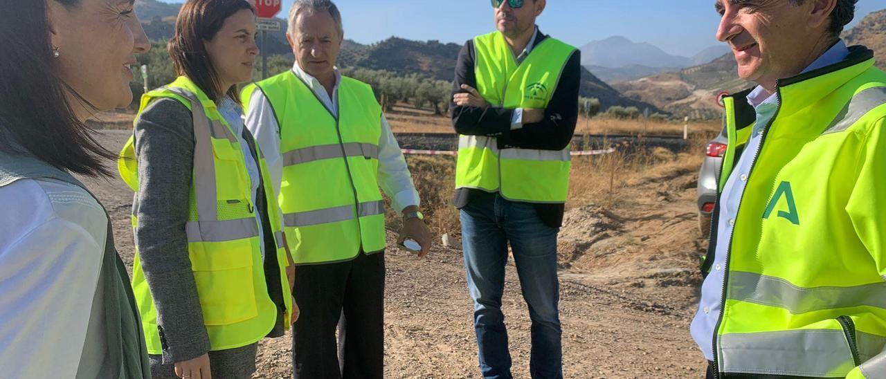 Dirigentes políticos y técnicos, este jueves en la sobras de la variante.