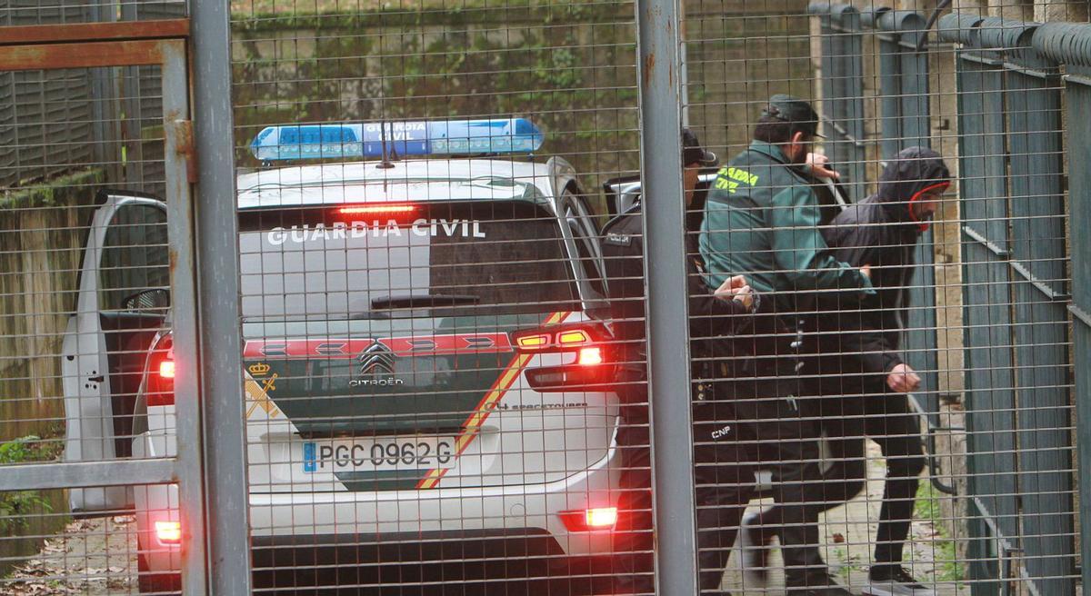 El acusado, Julio G. S., entra
bajo custodia en el palacio de
justicia de Ourense.   | // I. OSORIO