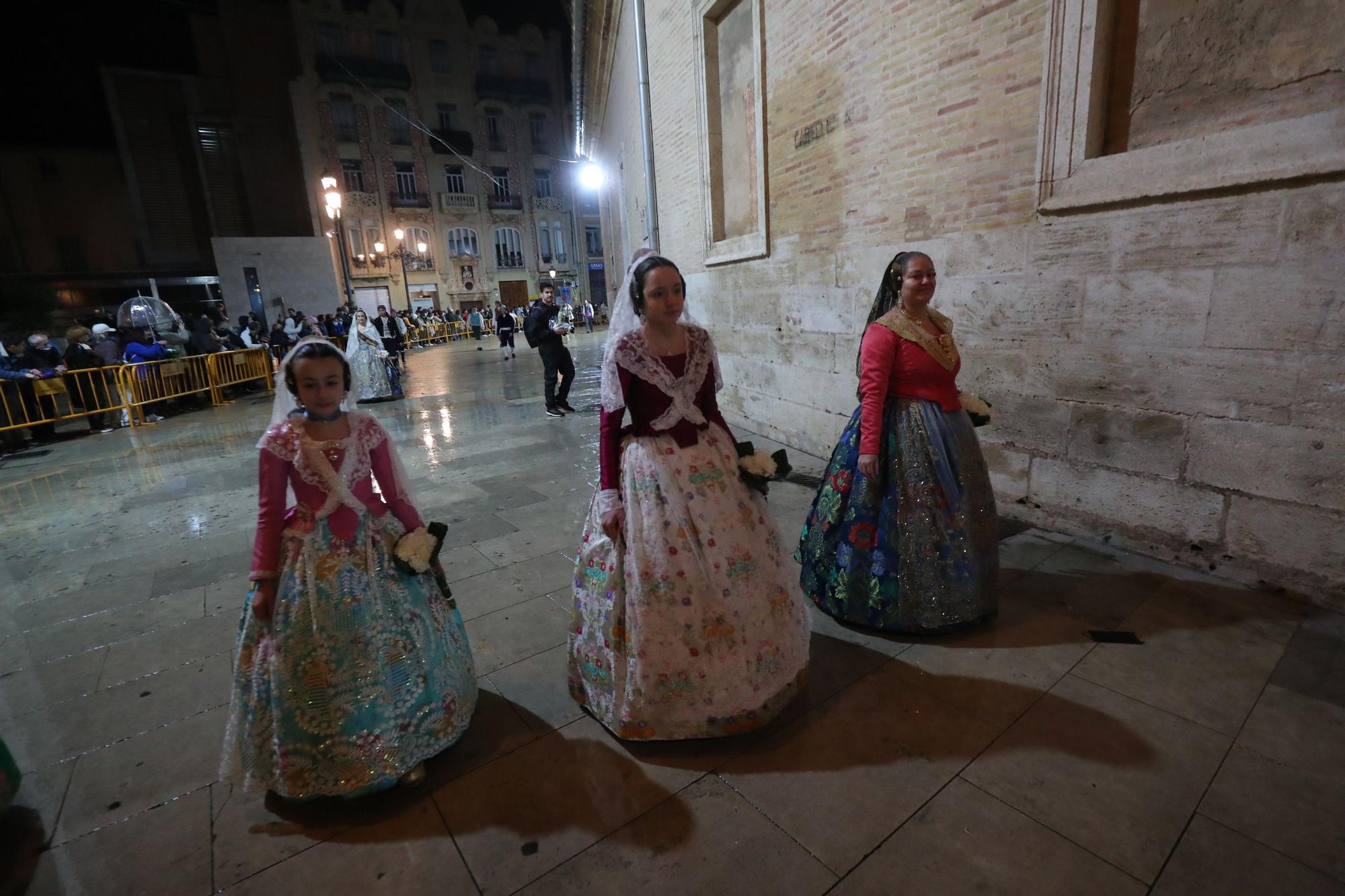 Búscate en el primer día de ofrenda por la calle de la Paz (entre las 21:00 a las 22:00 horas)