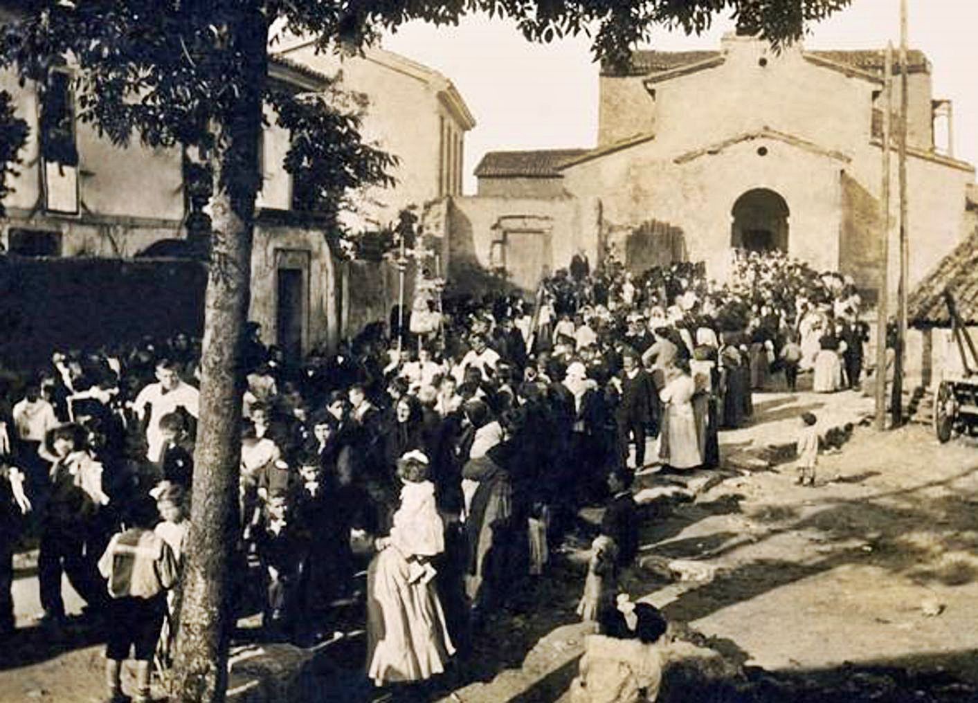 Procesión del Corpus Christi del año 1914 en Santullano. La iglesia se encontraba todavía en restauración por Fortunato de Selgas. | Gentileza de la familia de don José Pío Pérez Quirce