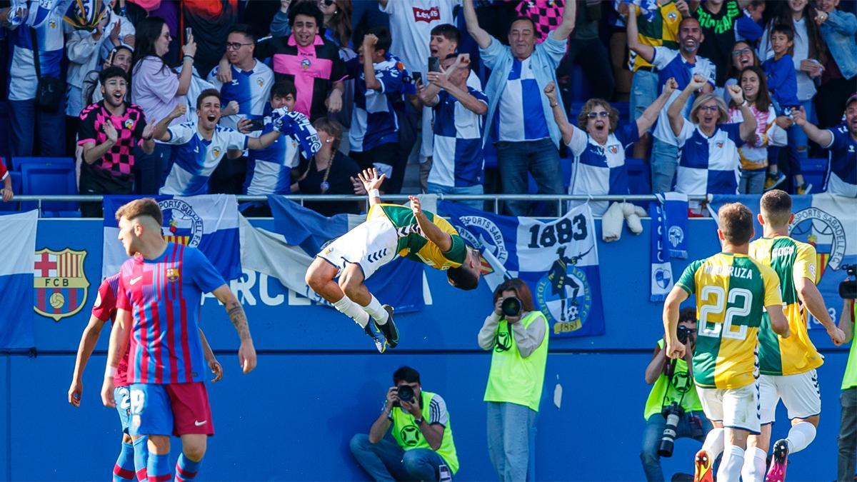 Jacobo celebra con una acrobacia el primero gol del Sabadell ante el Barça B