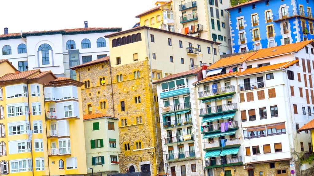 Este pueblo está lleno de coloridas casas y edificios.