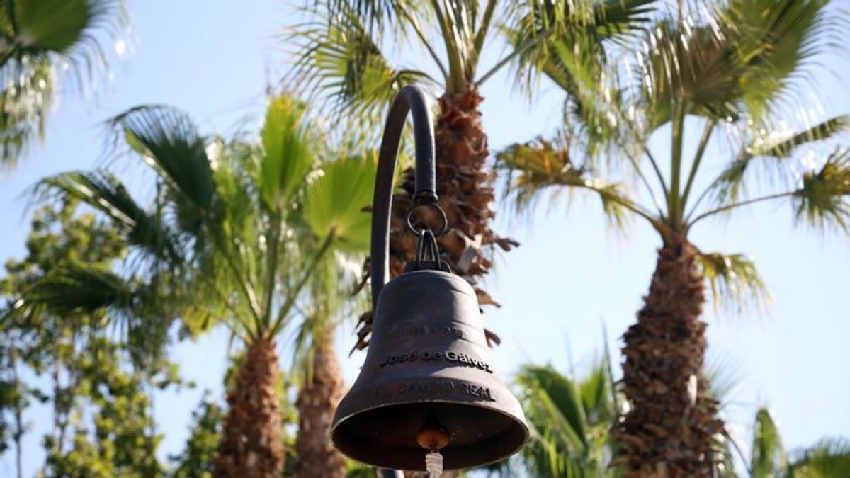 Detalle de la réplica de la campana de 1906 del Camino Real de California, en el Memorial a José de Gálvez, en el Puerto.