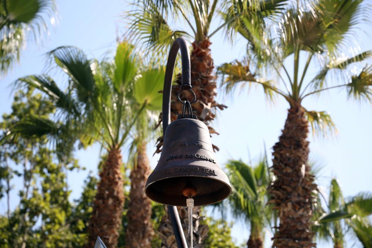 Detalle de la réplica de la campana de 1906 del Camino Real de California, en el Memorial a José de Gálvez, en el Puerto.