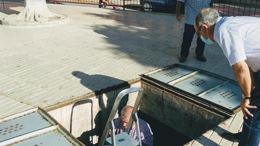 La acequia de la Comuna recoge aguas del Segura para distribuirla a la huerta tradicional. Técnicos y alcalde en la inspección de la canalización.