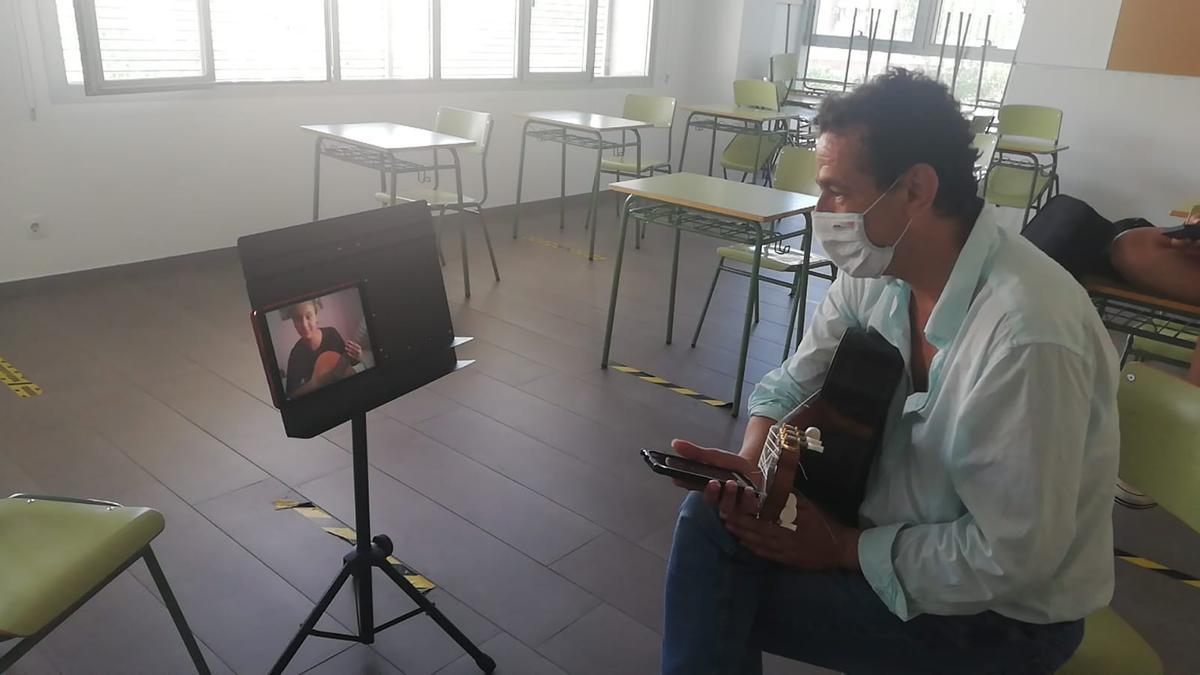 Un alumno confinado por el covid-19 en una de las clases virtuales que se han impartido en el festival.