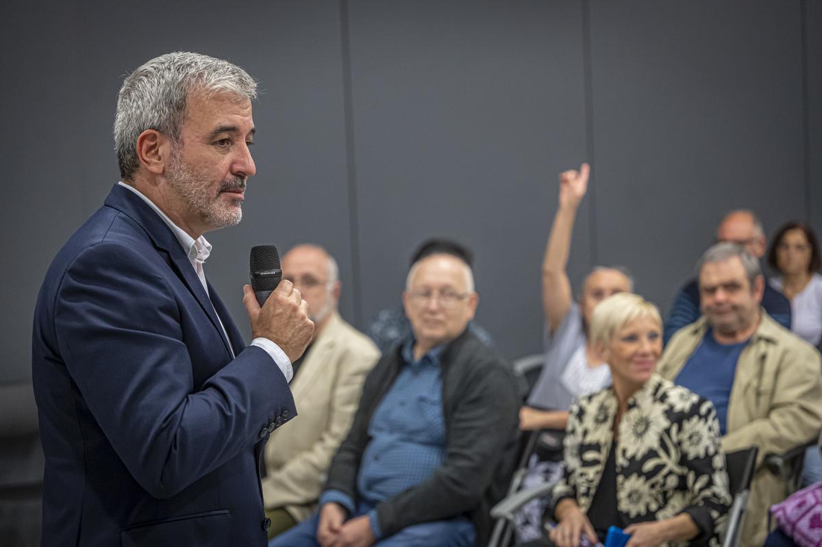 El líder municipal del PSC, Jaume Collboni, en un acto del partido con vecinos del Bon Pastor