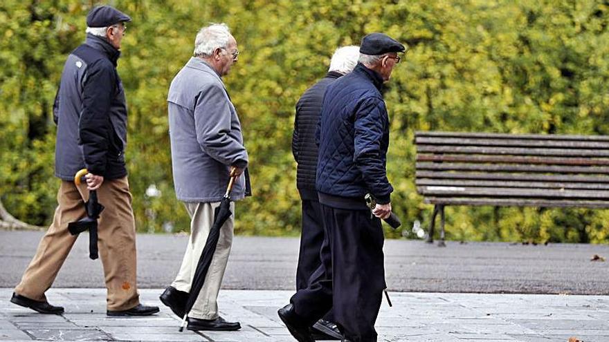 Un grup de jubilats mentre passegen