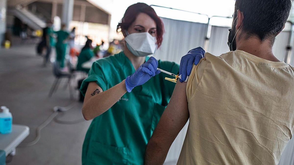 Un joven recibe la vacuna contra el COVID en Ifeza. |