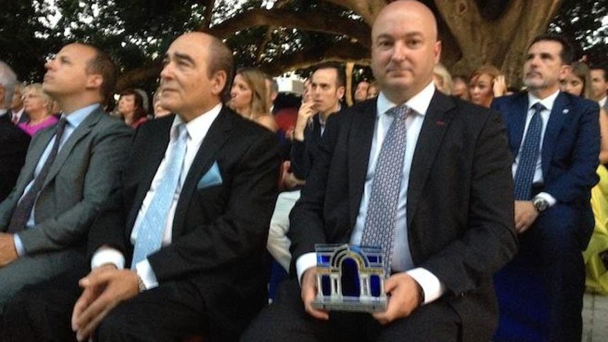 Patricio Baeza, consejero delegado del grupo, con el premio.