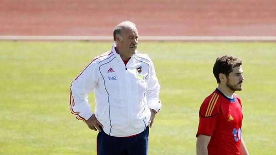 El seleccionador Vicente del Bosque ayer en el entrenamiento junto a Sergio Ramos y Casillas. / susana vera