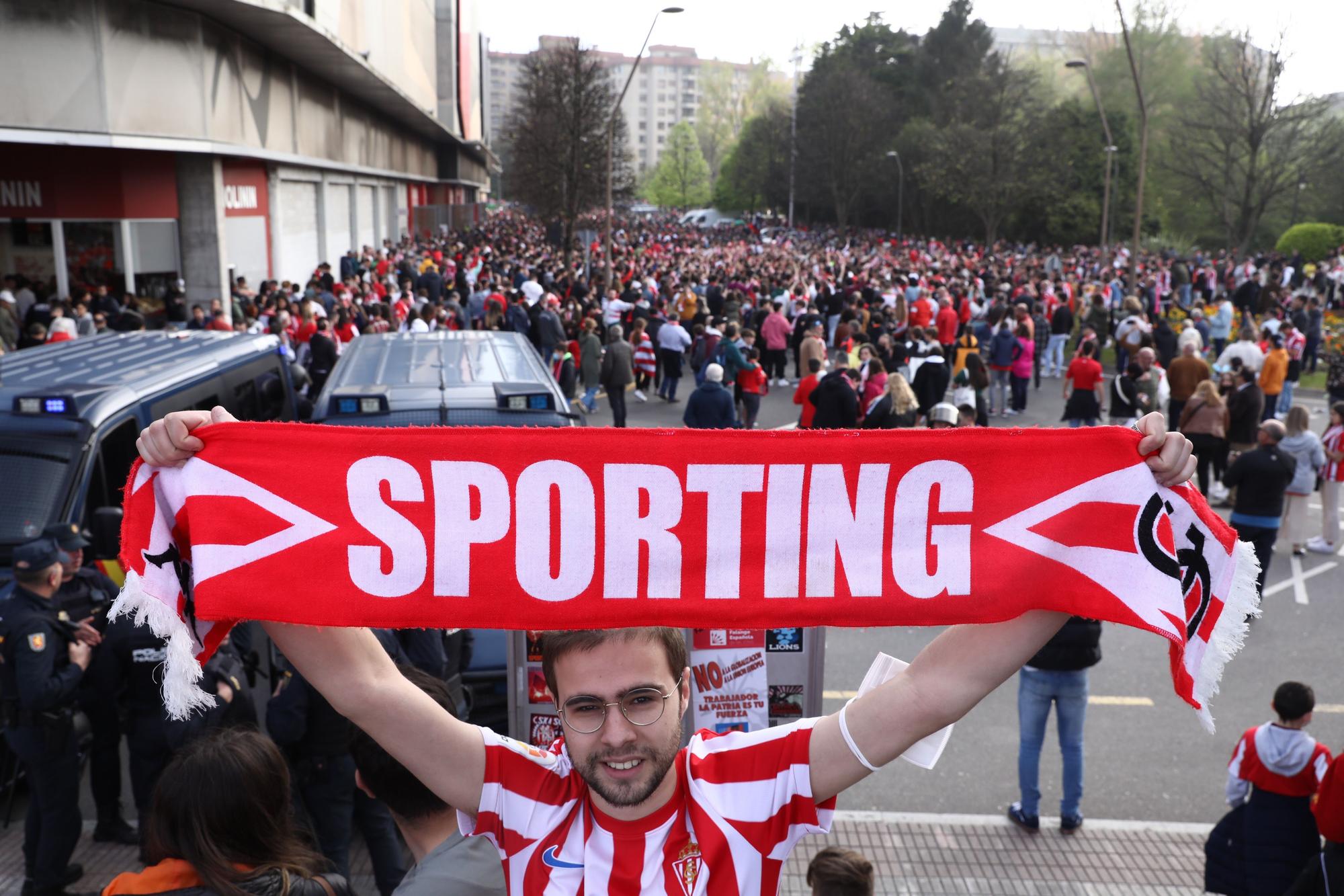 EN IMÁGENES: Así fue el recibimiento al autobús del Sporting en El Molinón