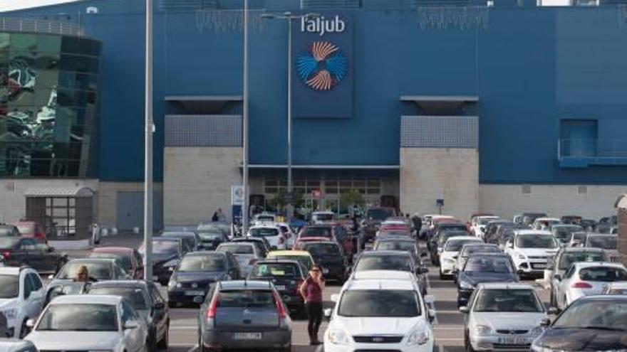 El centro comercial L&#039;Aljub, con coches aparcados en el parking.