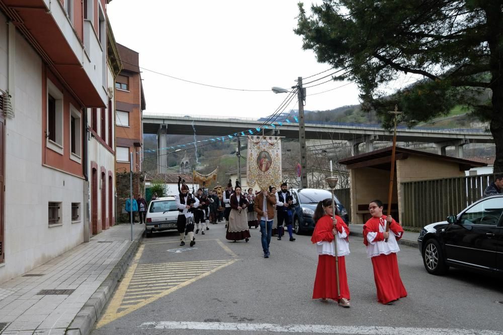 Procesión del Santo Encuentro en Campomanes