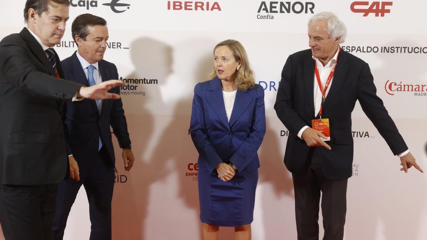 Nadia Calviño rehúsa posar para una fotografía en un foro por ser la única mujer