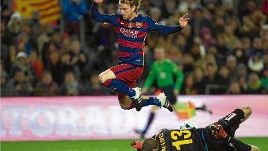 Rakitic salta per sobre del porter gironí de l&#039;Espanyol en una acció del derbi de dimecres al Camp Nou.