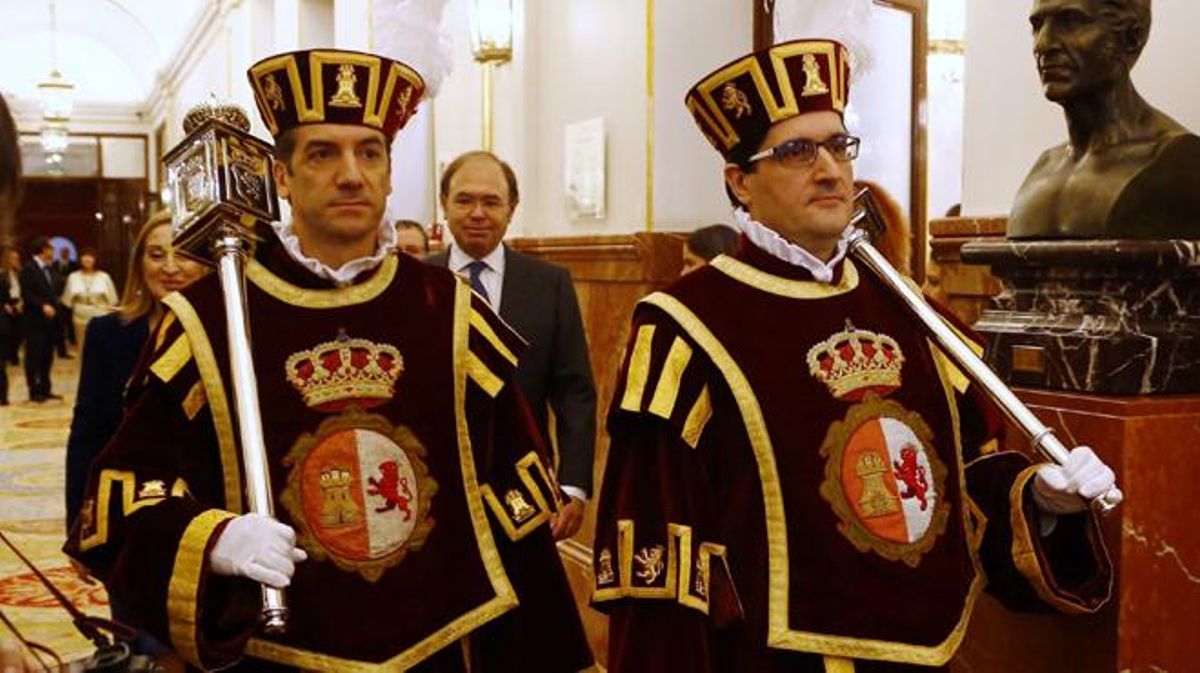 Con el izado de la bandera comienza la celebración del 38 aniversario de la Constitución