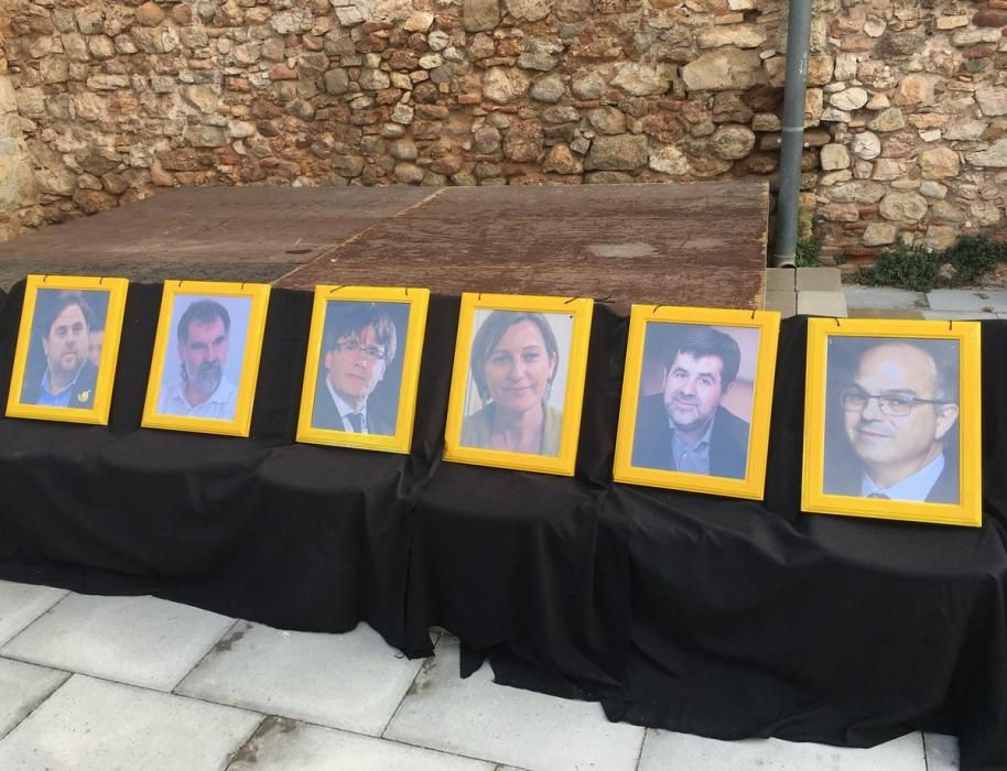 Cadena humana a Montserrat per reclamar l'alliberament dels líders independentistes