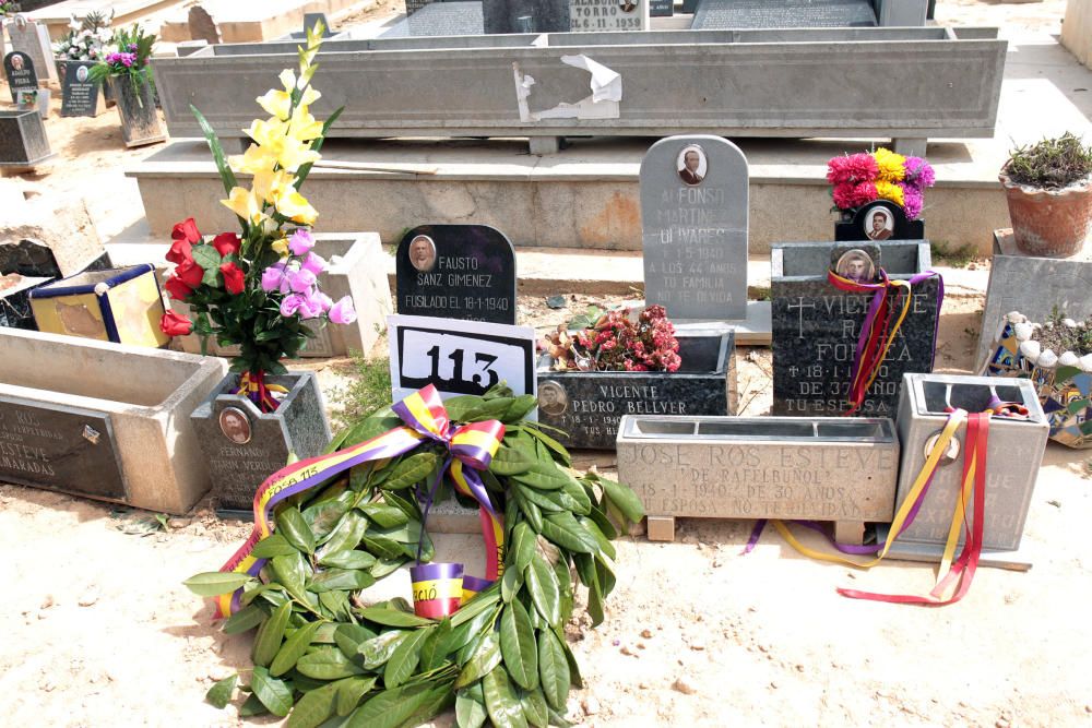 Homenaje a los fusilados en el cementerio de Paterna