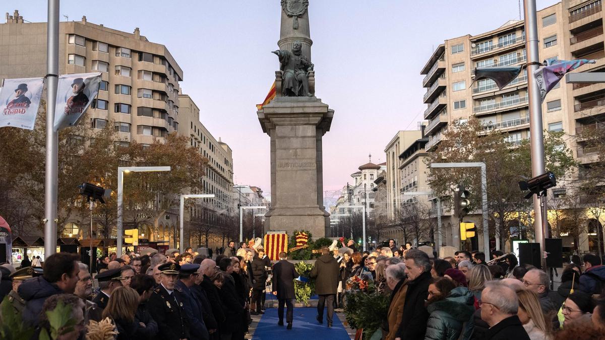 Homenaje del Gobierno de Aragón en el monumento a Juan de Lanuza.