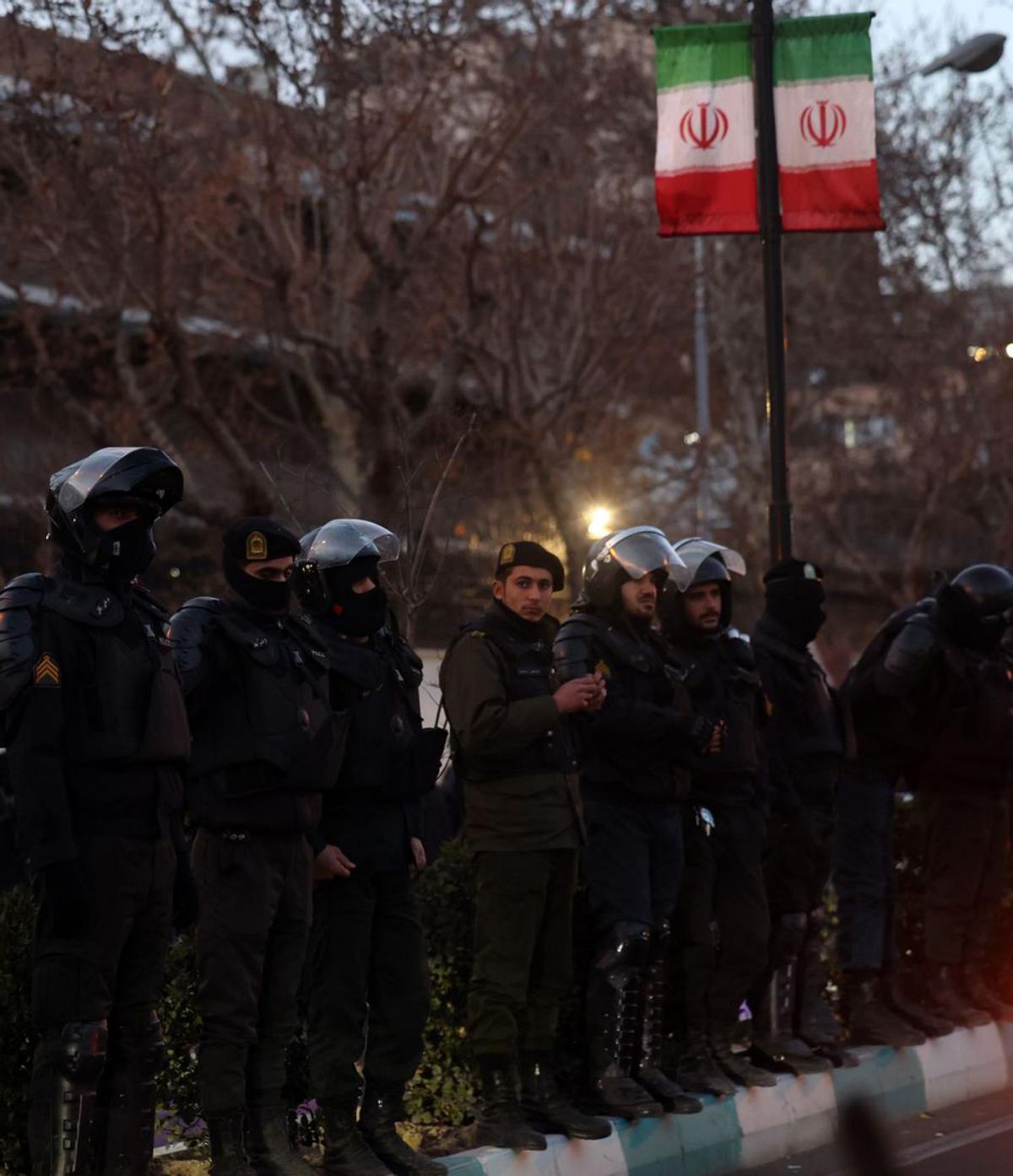 Agents de la policia antiavalots, dimecres a Teheran. | ABEDIN TAHERKENAREH / EFE