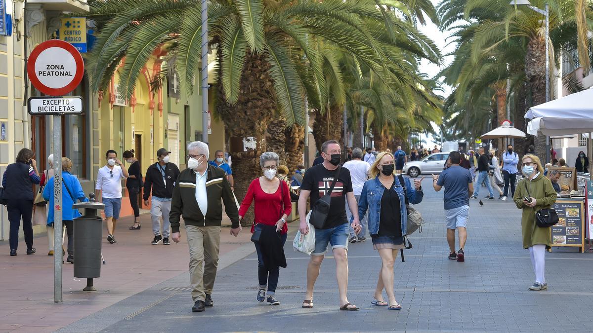 Ciudadanos con mascarilla en la calle Luis Morote, en Las Palmas de Gran Canaria.