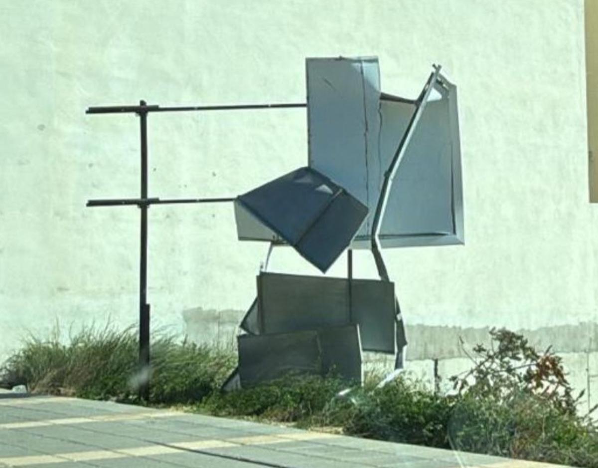 Un cartel desprendido a causa de la borrasca. Un cartel desprendido a causa de la borrasca.