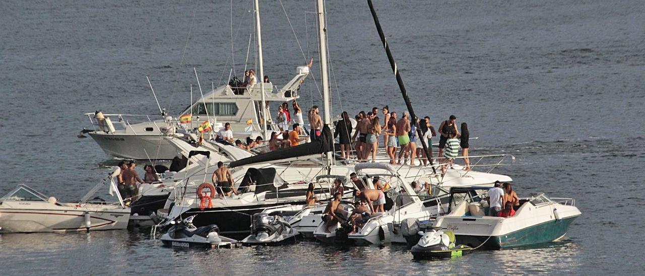 “Troula Boat Party” en aguas de Domaio. | SANTOS ÁLVAREZ