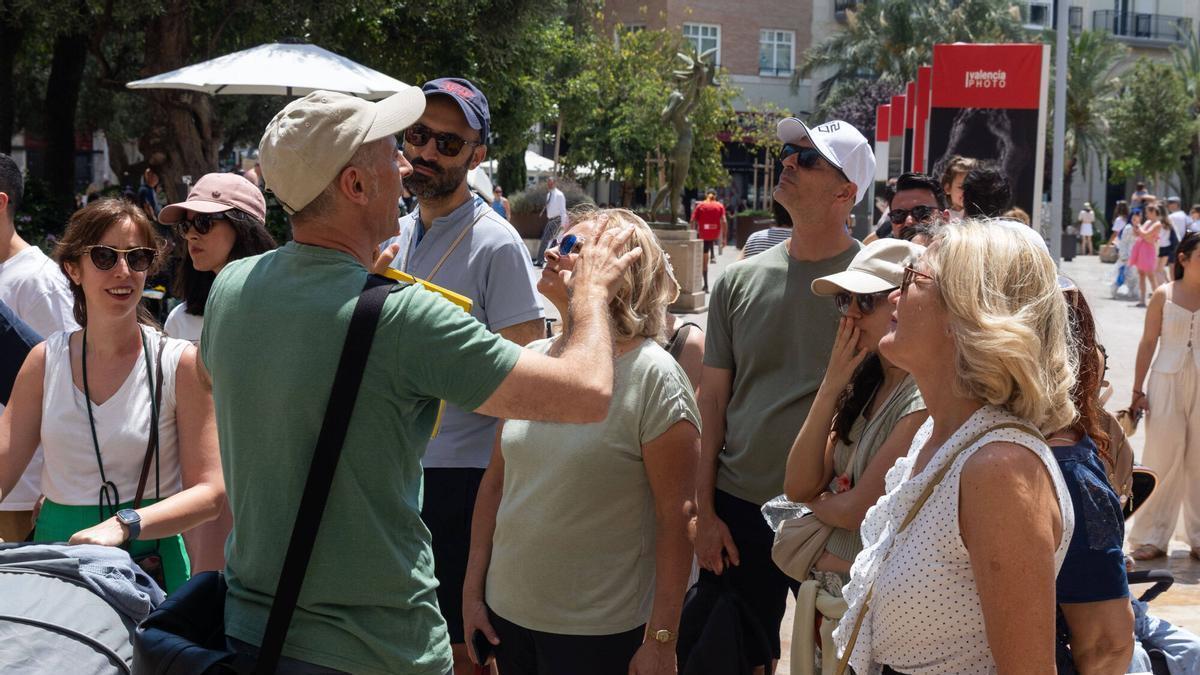 Los servicios, como el turismo, han tirado del empleo en mayo