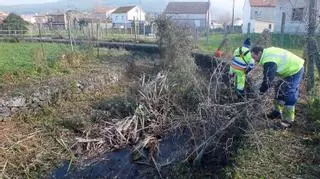 Valga lucha contra las inundaciones con la limpieza del río Soutiño