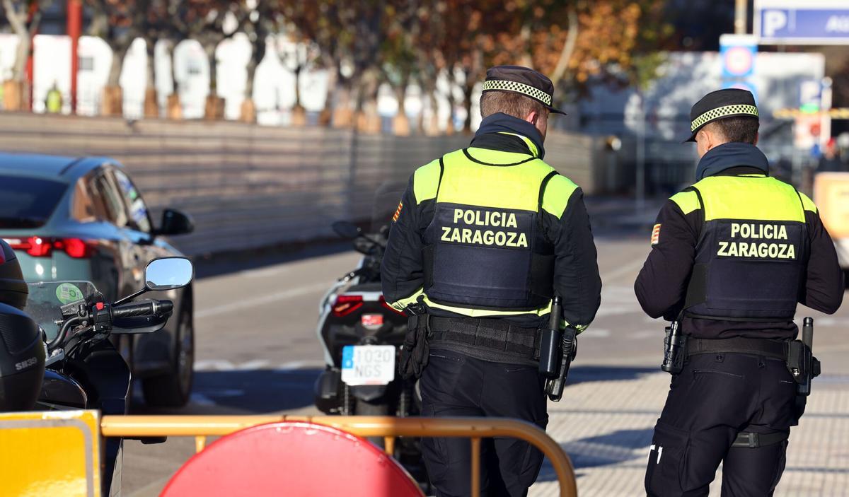 Dos agentes de la Policía Local de Zaragoza.