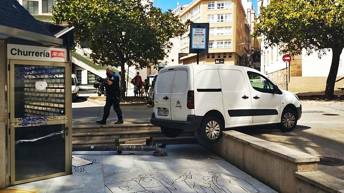 Una furgoneta se sube al muro de la plaza del Humor | LA OPINIÓN