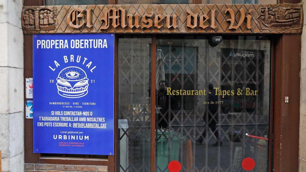 El cartell on s&#039;anuncia la propera obertura del nou restaurant, a més de la cerca de treballadors