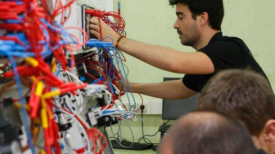 Clase de mecatrónica en la Laboral, que se convertirá en FP Dual.