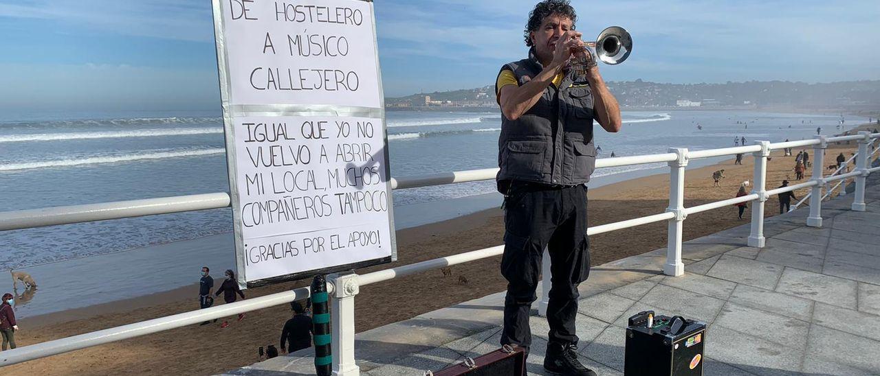 El hostelero gijonés a punto de perder su local por impagos tocando en la calle.