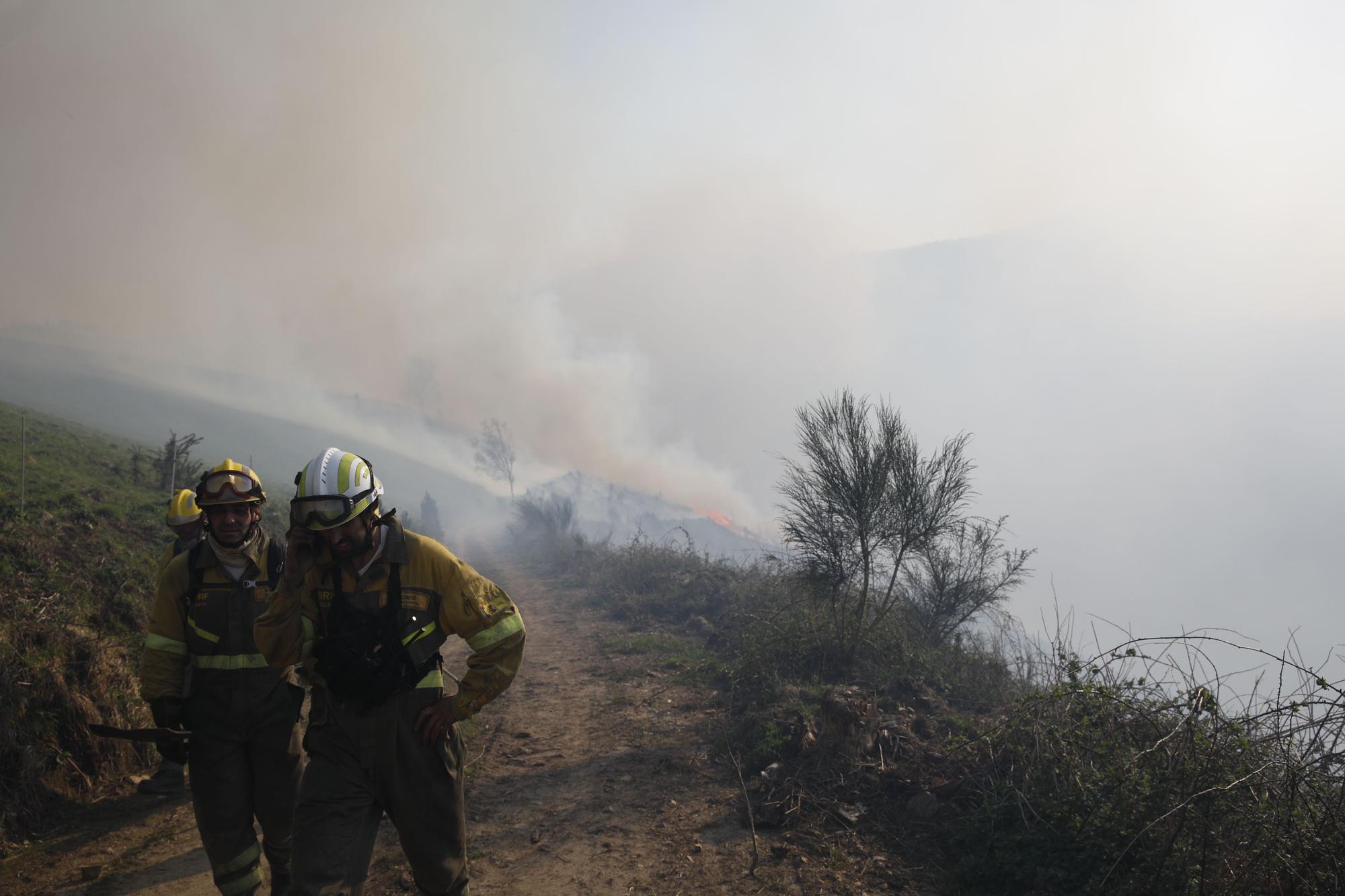 Las imágenes del preocupante incendio en Tineo