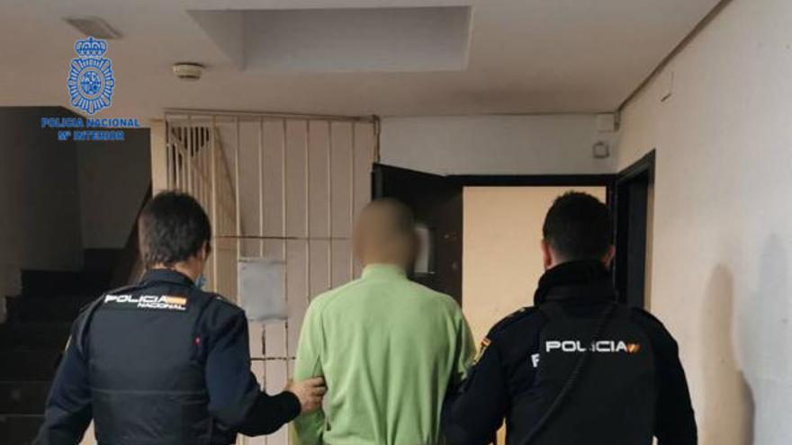 Agentes de la Policía Nacional llevan detenido al presunto ladrón.