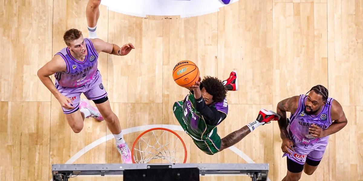 James Webb III anota una canasta en el partido contra el ALBA.