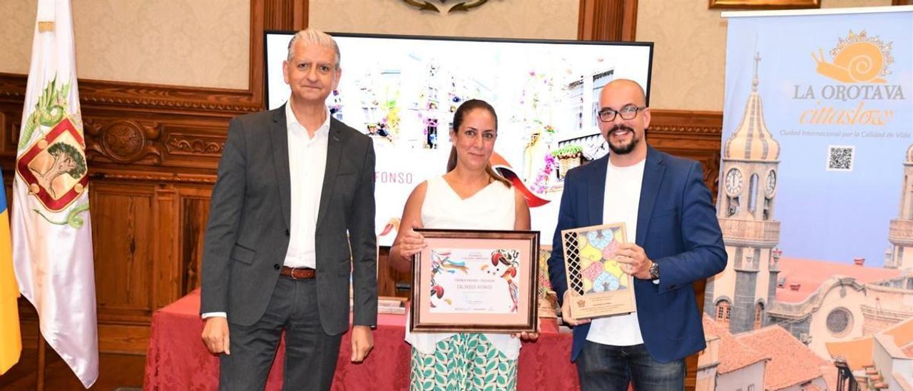 Calzados Martín recibe el premio de manos del alcalde y el edil de Comercio