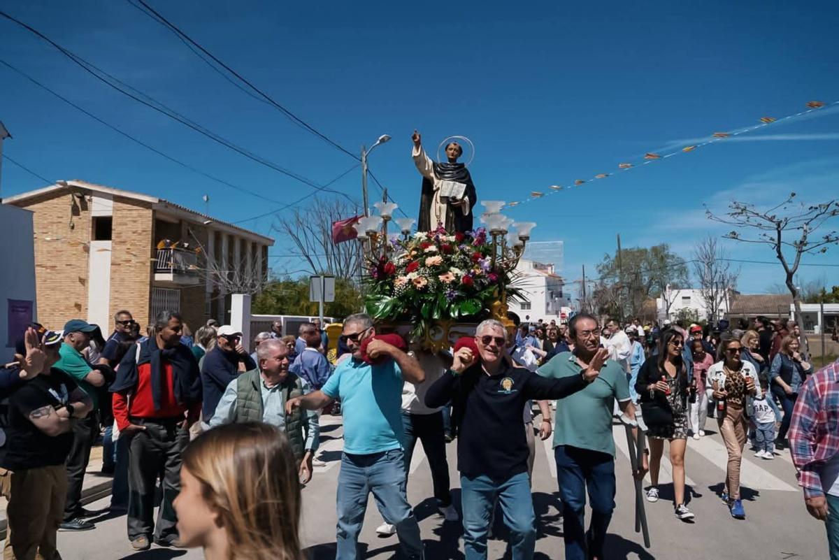 Ambiente festivo en la romería celebrada este lunes de Pascua.