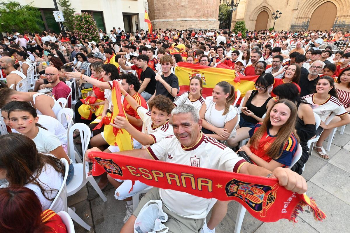 Los aficionados vibran desde la Plaza Mayor. Los aficionados vibran desde la Plaza Mayor.