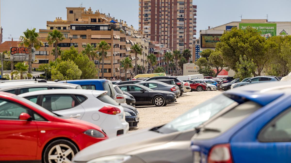 El parking de Beniardà lleno de vehículos en julio.