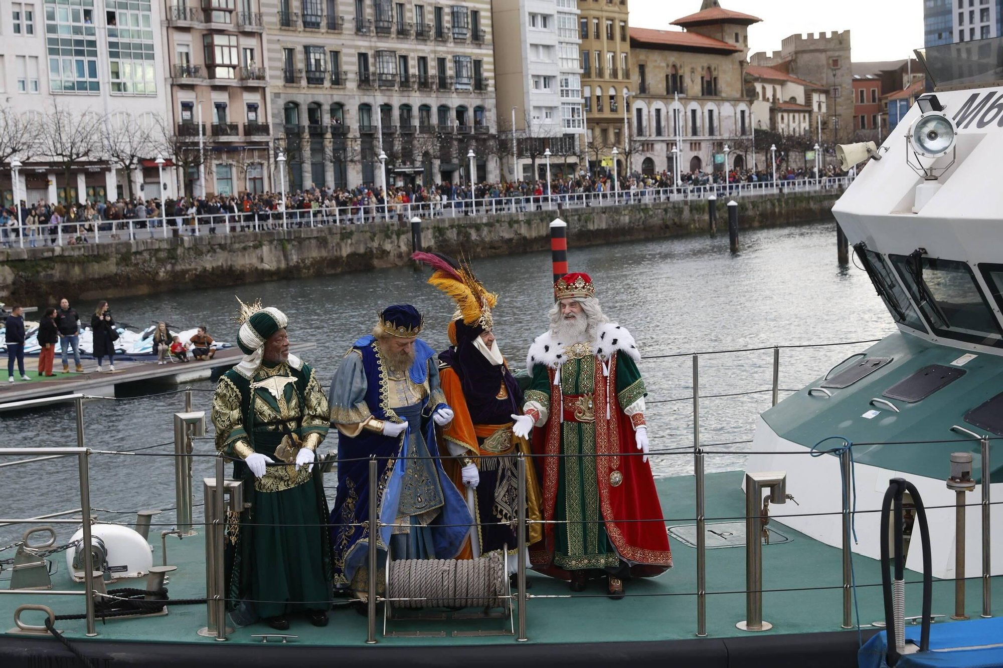 En imágenes: Los Reyes Magos desembarcan en Gijón